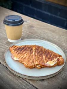 Croissant Planchadito Jamon y Queso