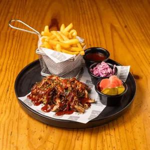 PULLED PORK CON PAPAS FRITAS