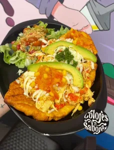 Patacón con pollo desmechado