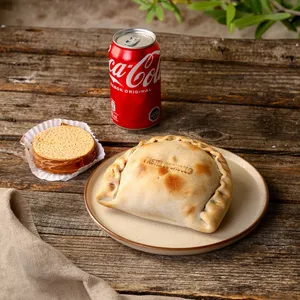 Empanada + lata + dulce chileno