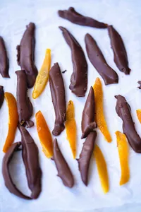 Cascos de naranja con chocolate