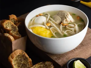 Caldo De Gallina Con Presa + Pan Al Ajo