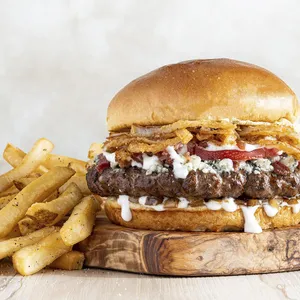 Greg's Blue Cheese Burger + papas fritas