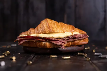 Croissant Pastrami Queso