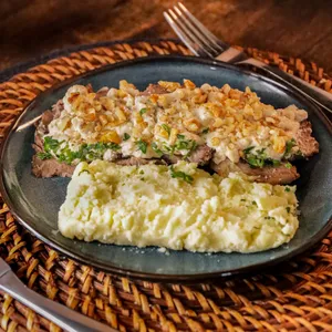 Lengua nogada con pure