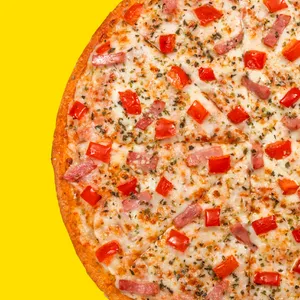 Pizza Italiana con jamón, tomate, un toque de orégano y parmesano, queso mozzarella y salsa de tomate.