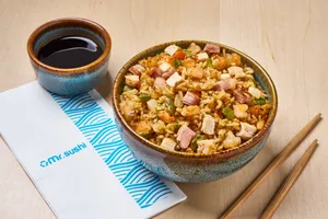 Yakimeshi Mixto – Arroz Salteado con Pollo, Res, Camarones y Verduras