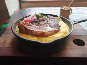 Chuleta asada en cerveza con puré