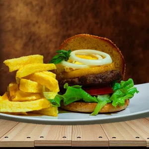 Hamburguesa doble con piña Hamburguesa doble con piña