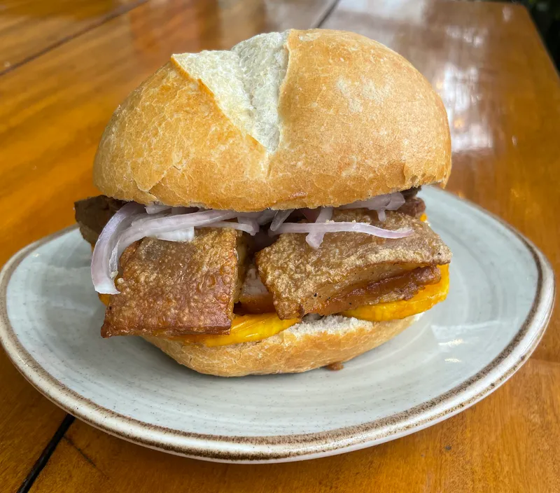 Pan con chicharrón de panceta