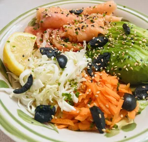 Ensalada de palta y salmón + entrada y postre.