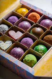 Caja de bombones y trufas del mes morado (16 unidades)