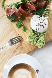 BRUNCH - CIABATTA JAMÓN SERRANO Y HUEVO POCHADO