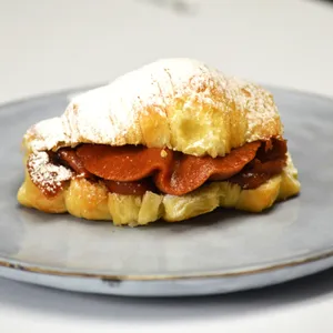 Medialuna Rellena Con Dulce De Membrillo
