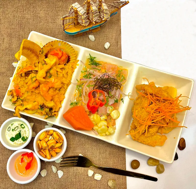 Ceviche de pescado + chicharrón de pescado + arroz con mariscos Ceviche de pescado + chicharrón de pescado + arroz con mariscos