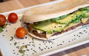 Pan pita Mechada Queso Palta.