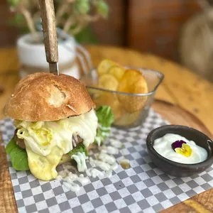 La Organica Burger en Pan Brioche + Lactonesa Trufada Contiene lacteos