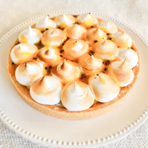 Refrescante Pie de Maracuyá con crema batida y frutas frescas
