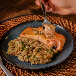 Salmón con risotto de champiñones