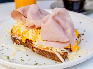 Tostadas Huevos Revueltos Con Jamon Y Queso