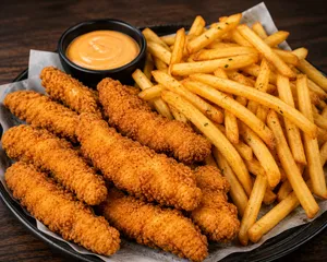 Chicken Fingers con Papas Fritas