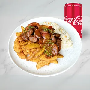 Lomo saltado con coca cola
