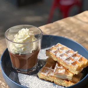 Waffle con chocolate caliente Rendebu