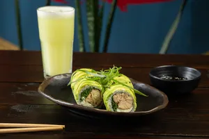 Avocado Roll (Ebi o Tori) + Jugo o Limonada