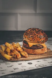 Veggie Beyond Bendita Burger con papas