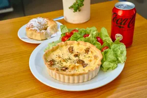 Quiche + Bebida + Café o Postre