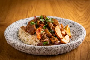 Lomo Saltado Con Papas Fritas Y Arroz