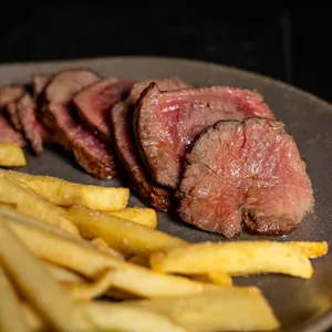 Filete con Papas Fritas, Mix de Verduras Salteadas o Mix Verde