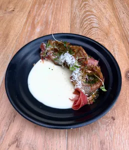 Fondo de Alcachofas con jamón serrano y queso de cabra.