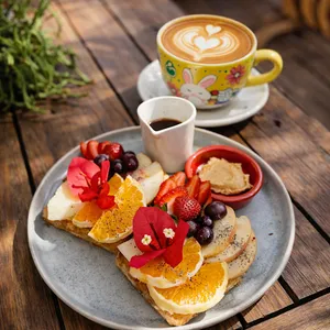 Brunch Tostadas Francesas + té o café orgánico + copa de mimosa sin alcohol o jugo natural 200 ml. Contiene Lacteos