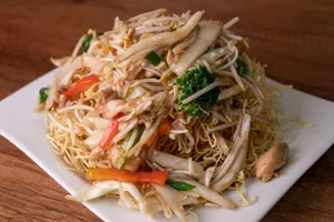 Tallarín Frito con Pollo