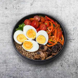 Ensalada de huevos y quinoa