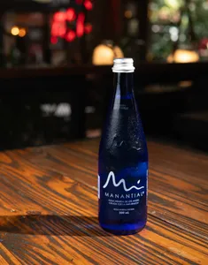Agua manantial sin gas