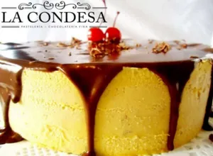 Mousse de lucuma con glase de chocolate