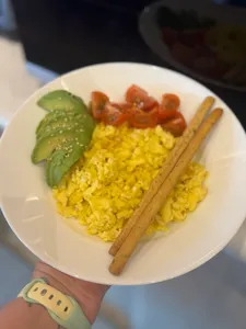 Huevo al Plato - Palta y Tomate Cherry