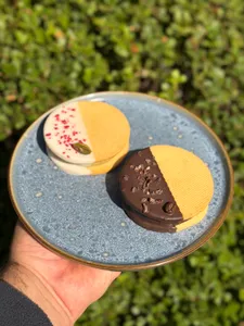 Alfajor pistacho frambuesa