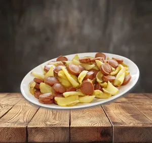 Papas fritas con vienesas de soya y trigo. Disfrutan 2 personas