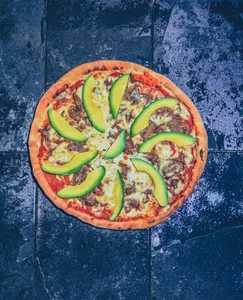 Pizza Mechada palta: Carne mechada/ queso azul/ palta