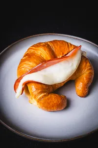 Media luna rellena de Queso de Mano y Jamón Ahumado