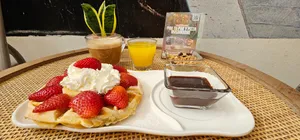 Brunch de wafles con chocolate y frutas
