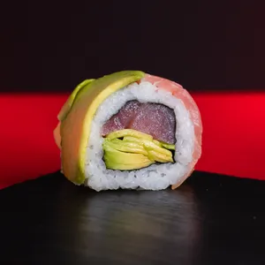 Rainbow Roll Golden envuelto en plaqueta de salmón, atún y palta, relleno de atún y palta. Sakai Sushi Providencia.