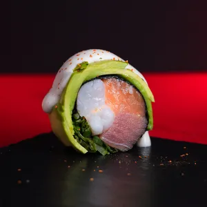 Marino Oriental Roll Nikkei SIN ARROZ envuelto en palta con salsa acevichada, relleno de salmón, atún, camarón y cebollín. Sakai Sushi Providencia.
