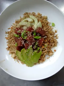 Poke bowl de atún fresco