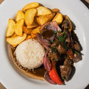 Lomo salteado a la Peruana