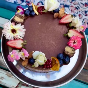 Torta Prestigio con flores y frutas