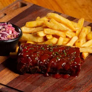 BABY BACK RIBS 1/2 RACK CON PAPAS Y ENSALADA